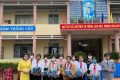 Cô giáo Nguyễn Thị Thuỷ trao quà hỗ trợ cho học sinh trường THCS Ea Bhốk
